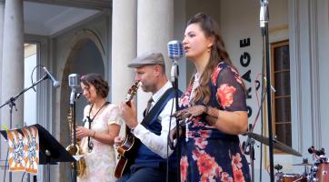 V rytmu swingu se zpívalo a tančilo před zámkem 