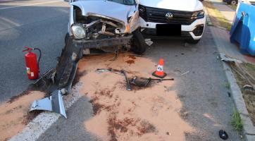 Nezkušená řidička se na frekventované silnici chtěla otočit do protisměru. Vjela před projíždějící auto