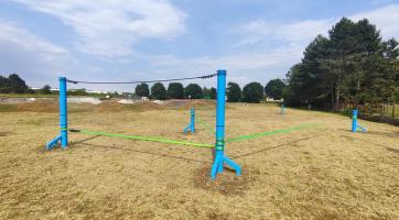 Free-time zóna na otrokovických Trávníkách má novou slackline dráhu a parkourové hřiště