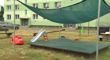 Nad dětskými pískovišti v Hodoníně přibylo zastínění proti slunci