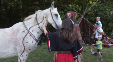 Na Indiánském dni se jezdilo na koni i házelo tomahavkem