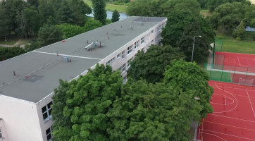 Základní škola Za Alejí bude mít ekologickou střechu plnou zeleně