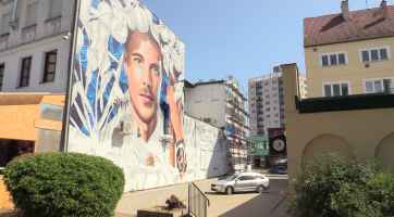 Streetartový umělec ChemiS dokončuje velkoformátovou malbu