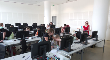 Děti si v knihovnické Roboherně vyráběly na 3D tiskárně klíčenky, prstýnky a přívěsky