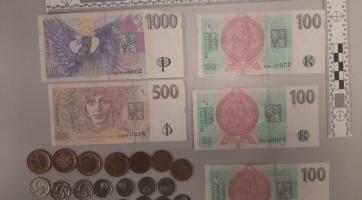 Čtyřiadvacetkrát trestaný recidivista okradl taxikáře i spícího muže