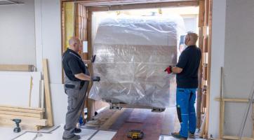 Do Vsetínské nemocnice dorazila nová magnetická rezonance. Přeprava šestitunového kolosu dala pořádně zabrat