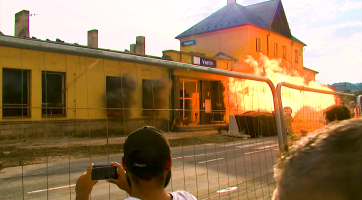 Demolici nádražní budovy přihlížely stovky diváků