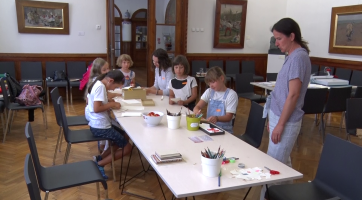 Výtvarné dílny se letos věnovaly výrobě deníků i keramického šperku 