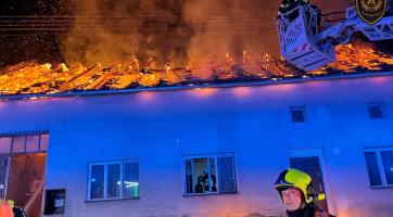 Majitel netušil, že mu nad hlavou hoří. Hasiči museli vyhlásit druhý stupeň požárního poplachu