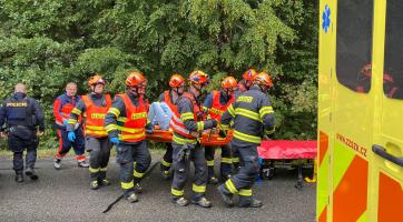 Řidička sjela u Bohuslavic mimo silnici a narazila do stromu. Na místě byli tři zranění