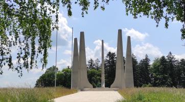 Ploštinu o prázdninách navštívily tisíce lidí. O památník válečné tragédie mají zájem i rodiny s dětmi