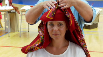 Burzu krojů v Kunovicích doplnil kurz vázání šátků