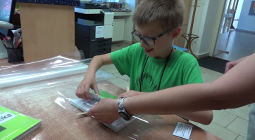 Knihovnice pomáhají školákům balit knížky a učebnice