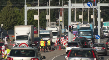 Na hlavní tah I/49 se vrátili silničáři. V Malenovicích se tvoří kolony, linky MHD nabírají zpoždění