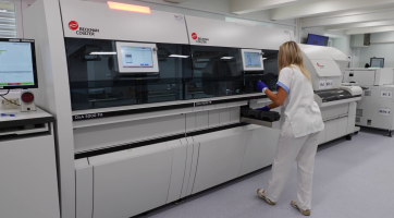 Vzorky v kyjovské nemocnici zpracovává plně automatická linka