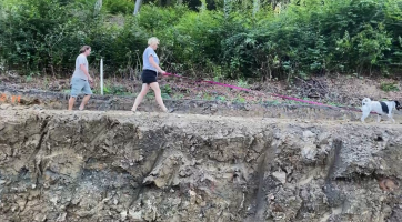 Sesuv svahu uzavřel silnici využívanou chataři