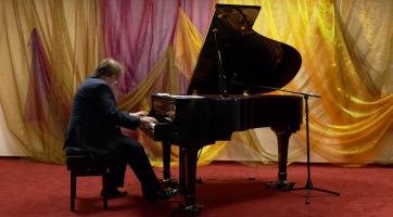 Géniové světové hudby v klavírních proměnách Jiřího Pazoura zněli v ZUŠ