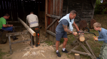 Ve slunečném skanzenu nad městem lidé sázeli Stromy pro Rochus