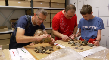 Archeologové ukazovali lidem, jak se z nálezu stává exponát vystavený v muzeu