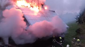 Kvůli požáru chaty na Soláni byl vyhlášen druhý stupeň poplachu