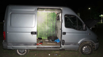 Převaděč s dvaceti migranty na palubě ujížděl před policií rychlostí 140 km/h