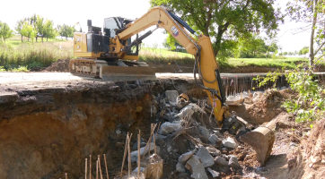 Terén u silnice mezi Boršicemi a Tučapy zpevní opěrná zeď