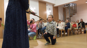 Žáci druhých tříd základních škol v Otrokovicích byli pasováni na čtenáře