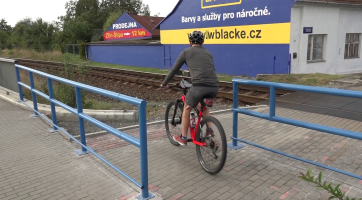 Na problémovém železničním přejezdu v Malenovicích vznikla „železná šikana“