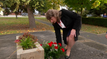 Vedení radnice položilo věnce u pomníků padlých hrdinů ve světových válkách