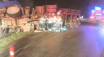 V Břestu havaroval kamion. Z převráceného vozidla uniklo 100 litrů paliva