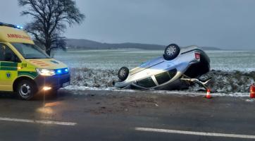 Neděle na silnicích Zlínského kraje: auta končila na střechách a v příkopech