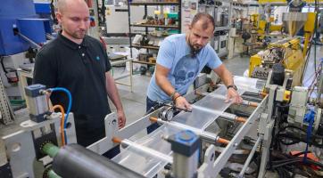 Vědci ze Zlína vyvíjí nové polymerní materiály. Díky nim budou letadla bezpečnější