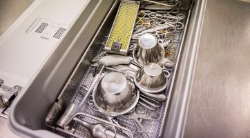 Baťova nemocnice má po 30 letech nové operační nástroje. Jsou ergonomičtější, lehčí a opatřené speciálním kódem