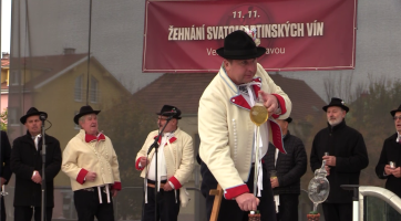 Na veselském náměstí Míru se poprvé otevírala Svatomartinská vína