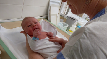 Každá pátá žena trpí po porodu příznaky duševních poruch