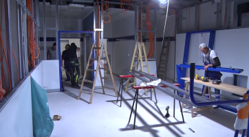 Rekonstrukce operačních sálů hodonínské nemocnice je za polovinou