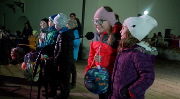 Na nádvoří Panského dvora se po lampionovém průvodu bavily děti