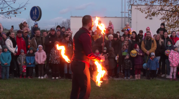 Večerními Otrokovicemi pochodovala světýlka
