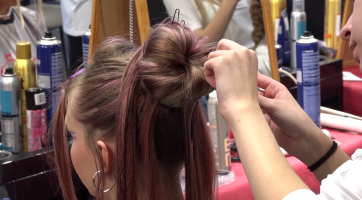 Studentky oboru kadeřnice vytvářely na soutěži bláznivé kreace