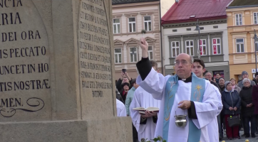 Ve Valašském Meziříčí vysvětili opravený Mariánský sloup
