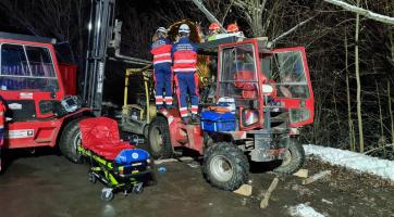 Muži se zaklínila ruka ve vysokozdvižném vozíku. Jeho záchrana trvala hodinu a půl 
