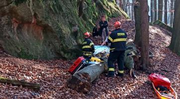 Muž spadl ze skály z výšky sedmi metrů. Do nemocnice ho transportoval vrtulník