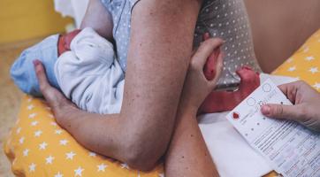 Kroměřížská nemocnice nabízí méně bolestivou variantu krevního odběru novorozenců