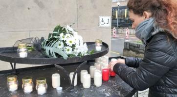 Zlín mění kvůli tragédii v Praze program vánočních trhů. U radnice a rektorátu UTB vznikla pietní místa