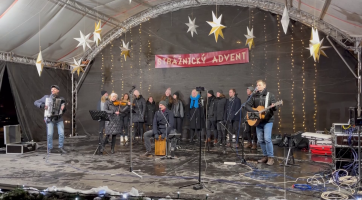 Vánoční strom svítí i letos na náměstí Svobody