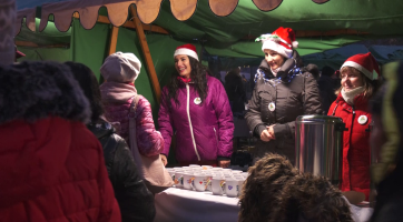 Občané se zahřáli svařákem a tím pomohli potřebným