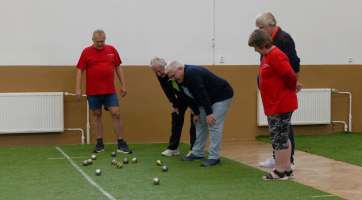 Stříbrné kule létaly netradičně po koberci