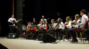 ZŠ Pod Vinohrady odehrála vánoční koncert pro jaguáří samici Yunu