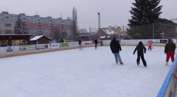Kluziště letos dokresluje vánoční atmosféru na náměstí Míru