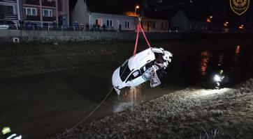 V Kunovicích se srazilo osobní vozidlo s vlakem. Auto skončilo v Olšavě, řidič byl opilý